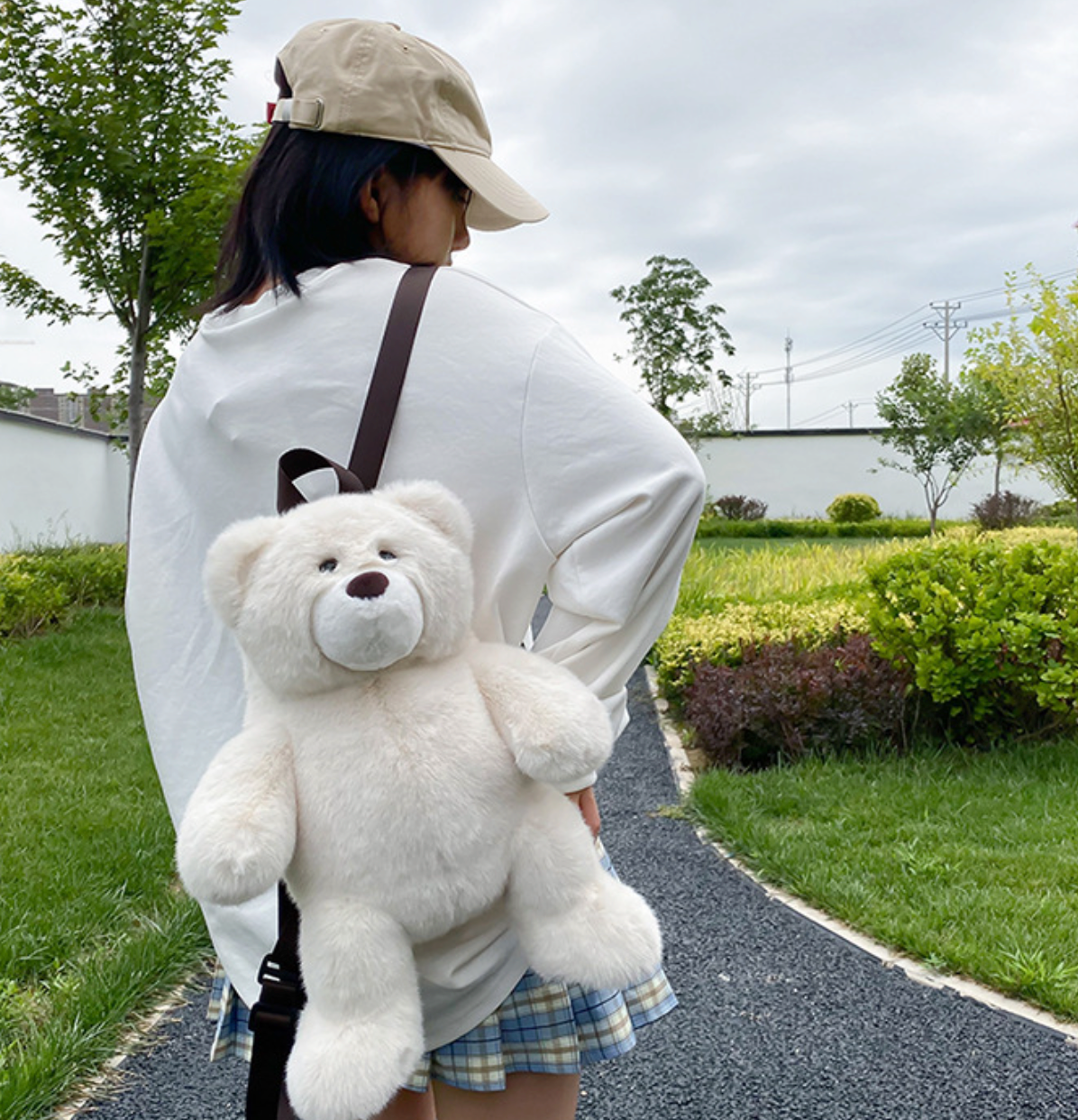 GESSY KID BACKPACK BEAR DOLL IN WHITE