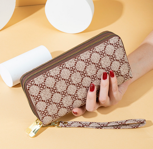 GESSY FOUR-LEAF CLOVER PRINT PURSE WALLET IN COFFEE