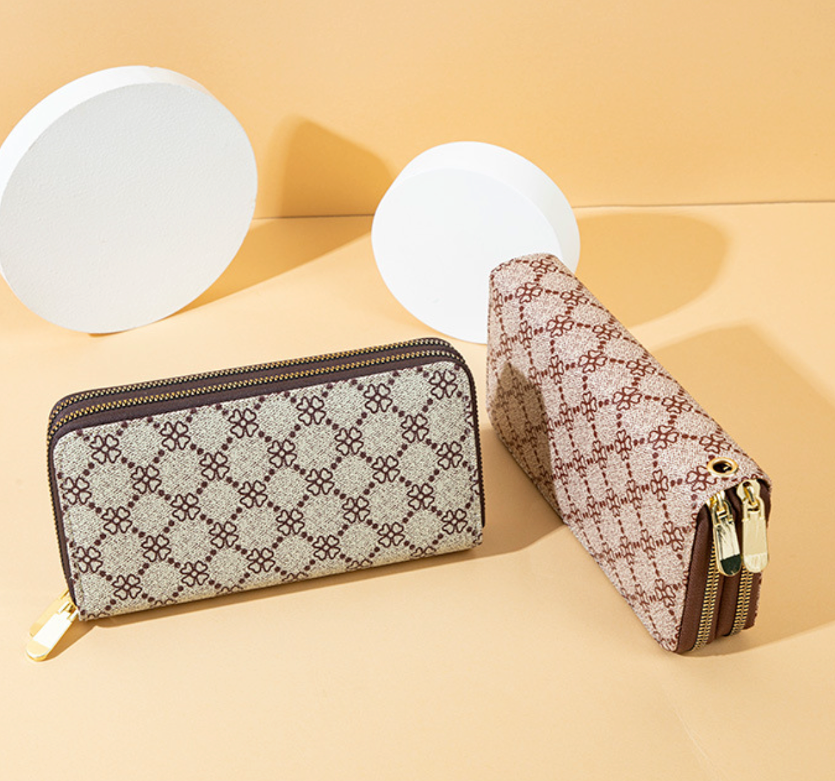 GESSY FOUR-LEAF CLOVER PRINT PURSE WALLET IN KHAKI