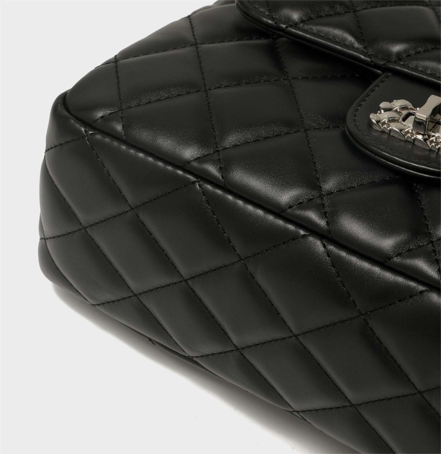 GESSY QUILTED DIAMOND SHAPE PATTERNED HANDBAG WITH CHAIN SRTAP