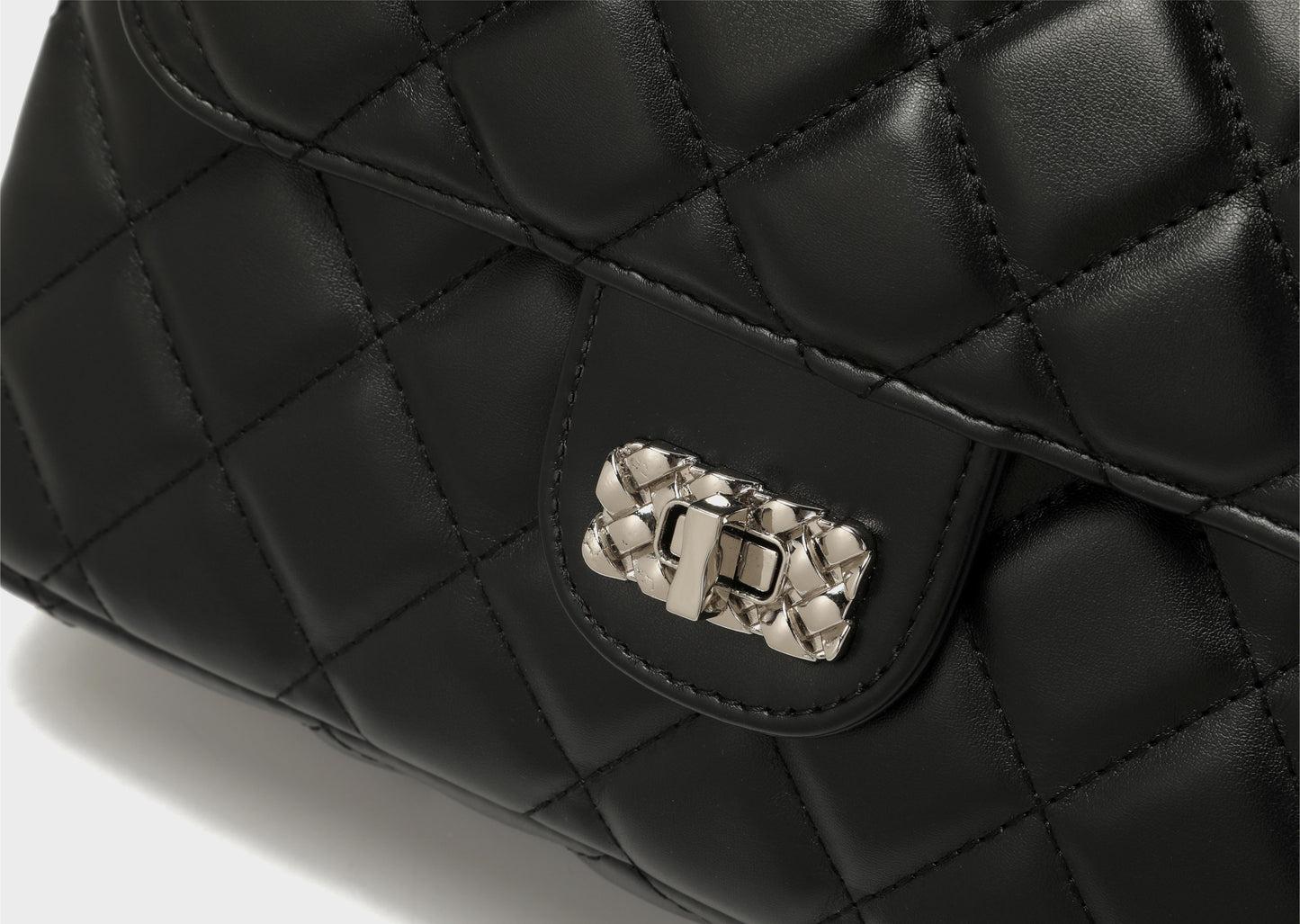 GESSY QUILTED DIAMOND SHAPE PATTERNED HANDBAG WITH CHAIN SRTAP