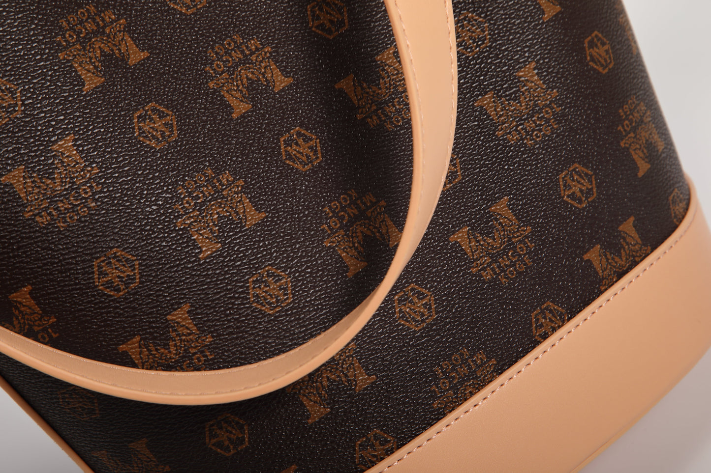 GESSY LOGO PRINT BUCKET BAG IN COFFEE
