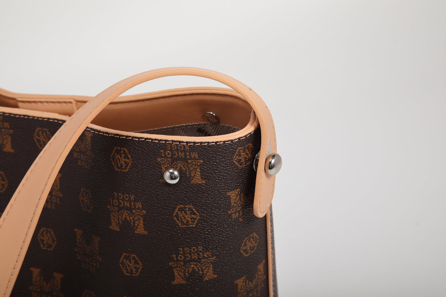GESSY LOGO PRINT BUCKET BAG IN COFFEE
