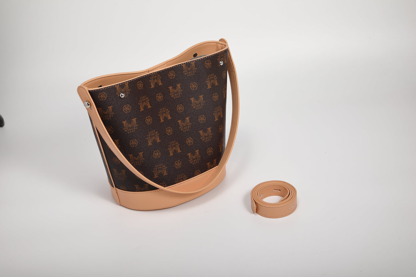 GESSY LOGO PRINT BUCKET BAG IN COFFEE