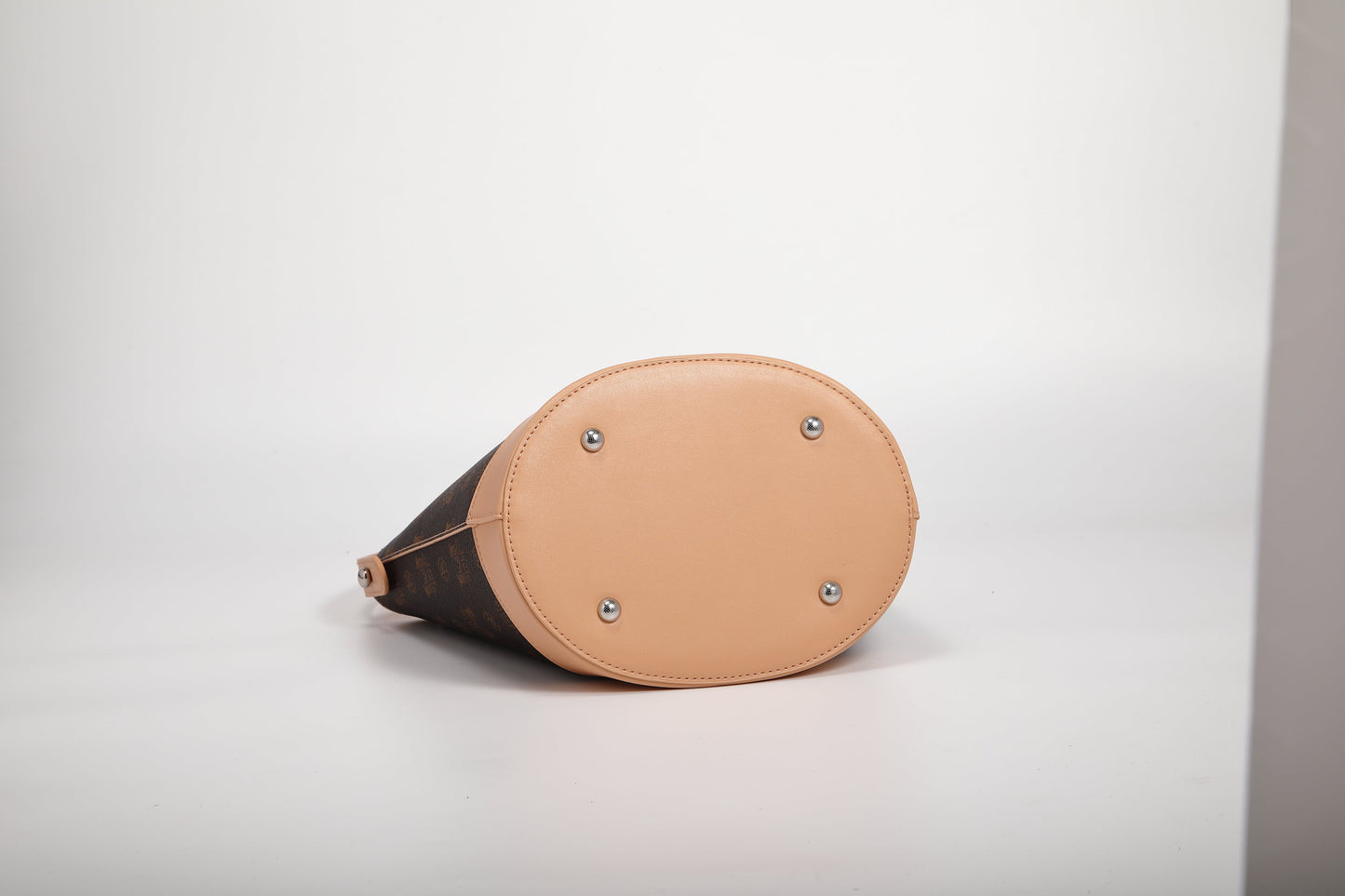 GESSY LOGO PRINT BUCKET BAG IN COFFEE