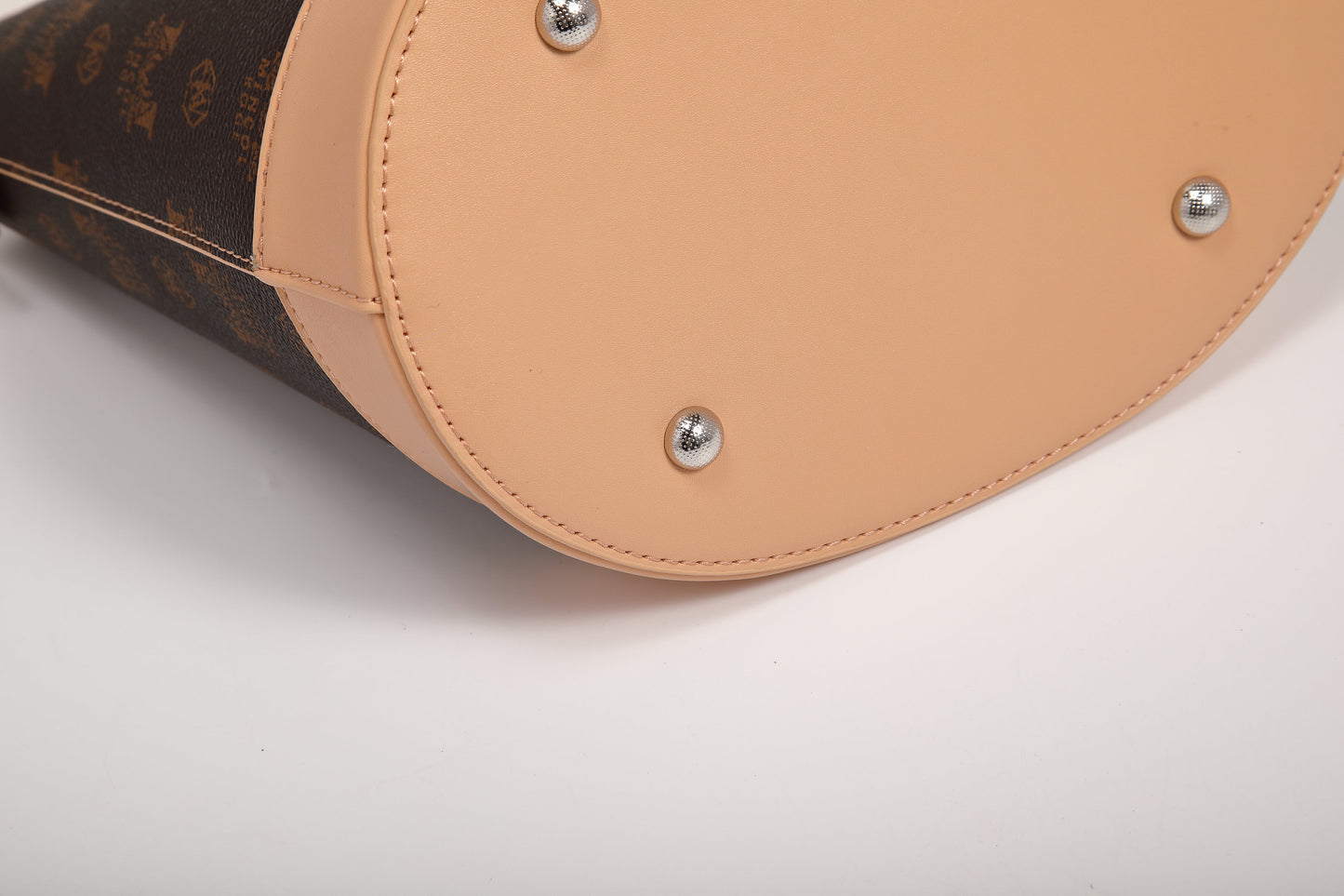 GESSY LOGO PRINT BUCKET BAG IN COFFEE