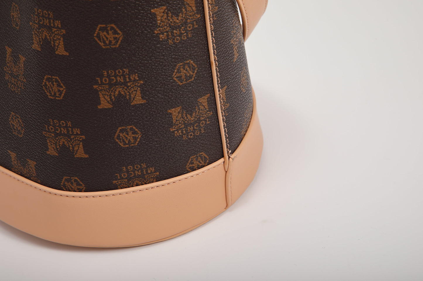 GESSY LOGO PRINT BUCKET BAG IN COFFEE