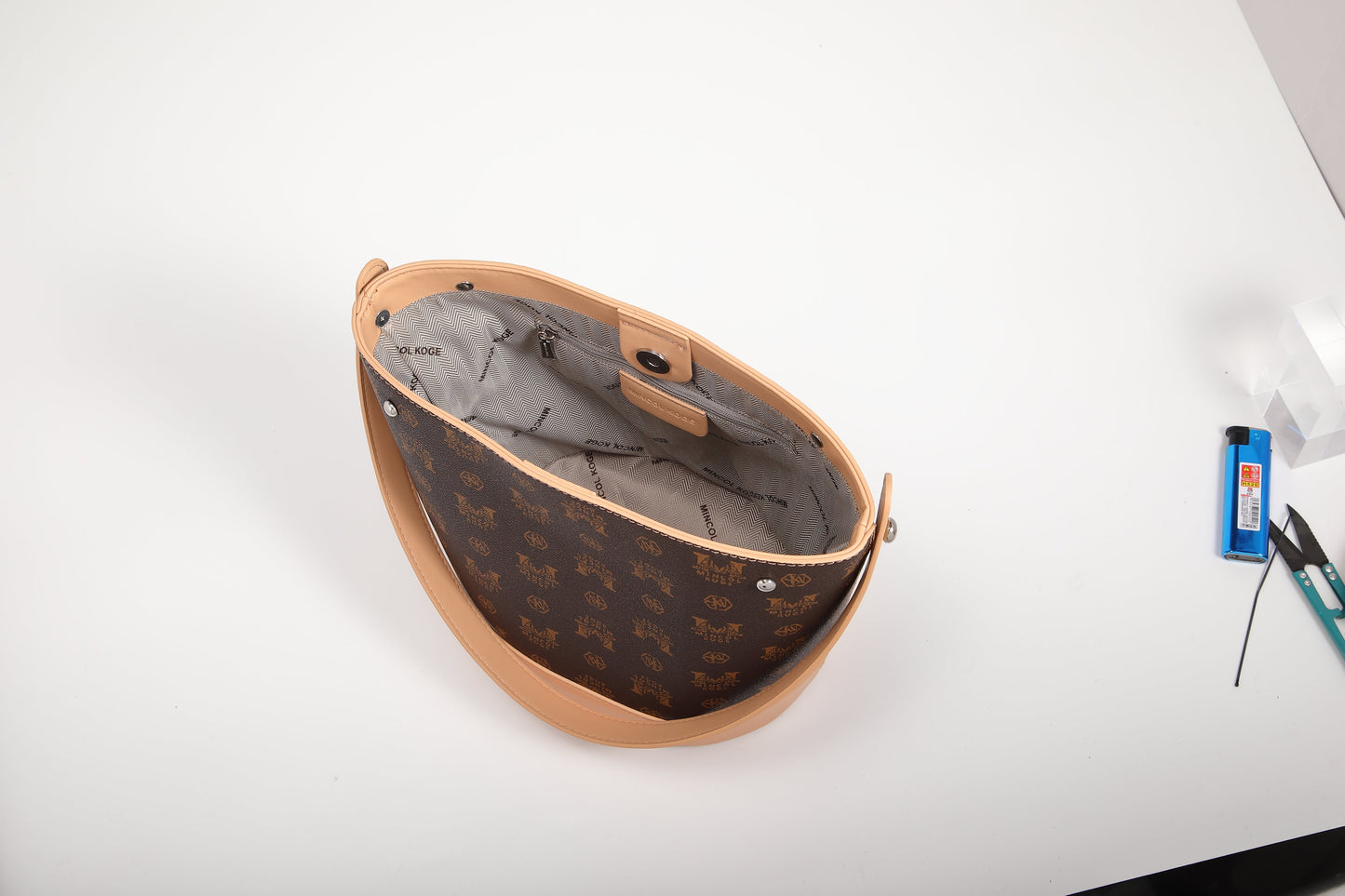 GESSY LOGO PRINT BUCKET BAG IN COFFEE