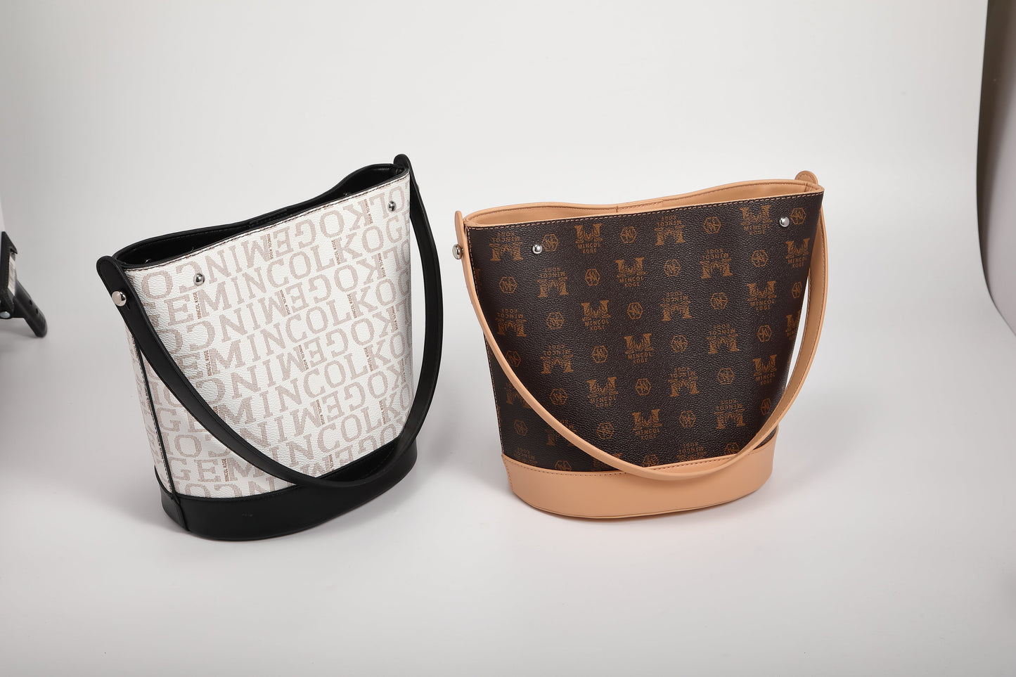 GESSY LOGO PRINT BUCKET BAG IN COFFEE
