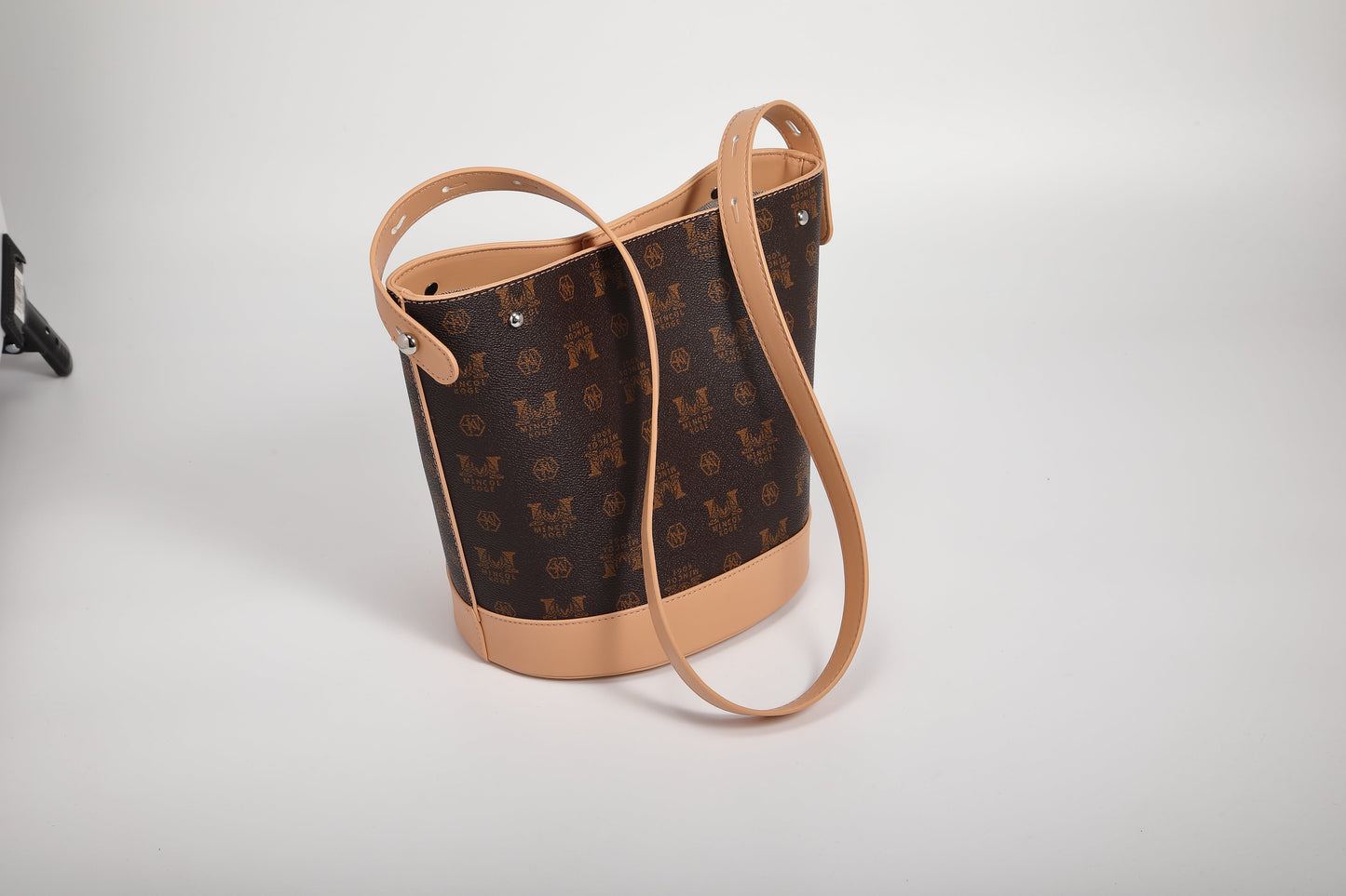 GESSY LOGO PRINT BUCKET BAG IN COFFEE