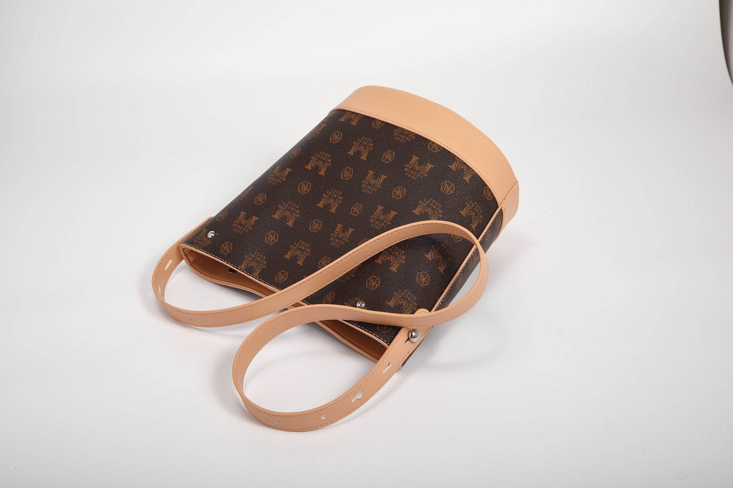 GESSY LOGO PRINT BUCKET BAG IN COFFEE