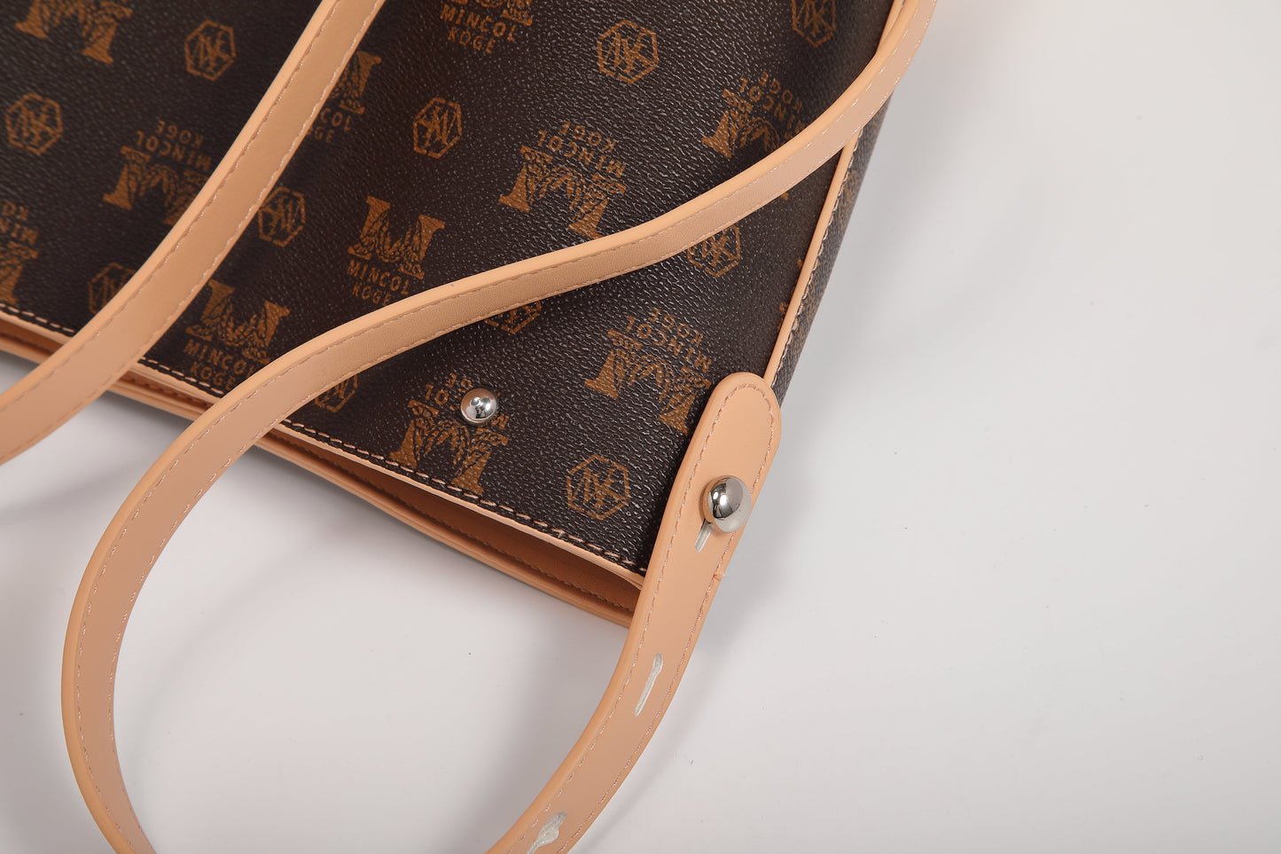 GESSY LOGO PRINT BUCKET BAG IN COFFEE