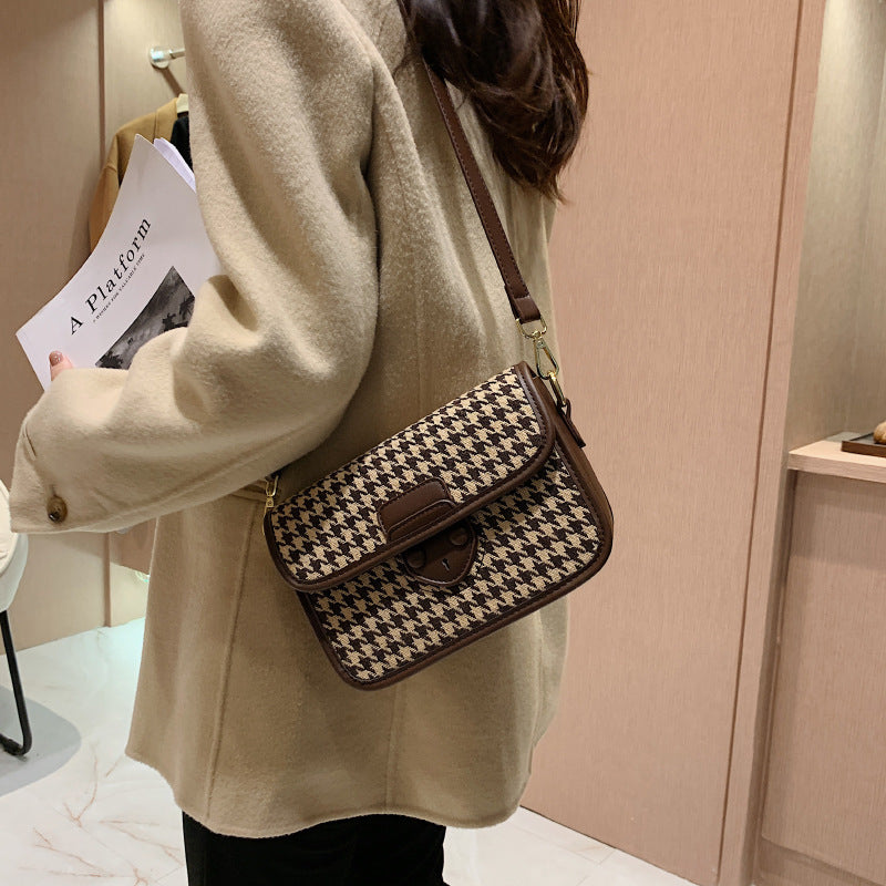 GESSY HOUNDSTOOTH CROSSBODY FLAP BAG IN BROWN