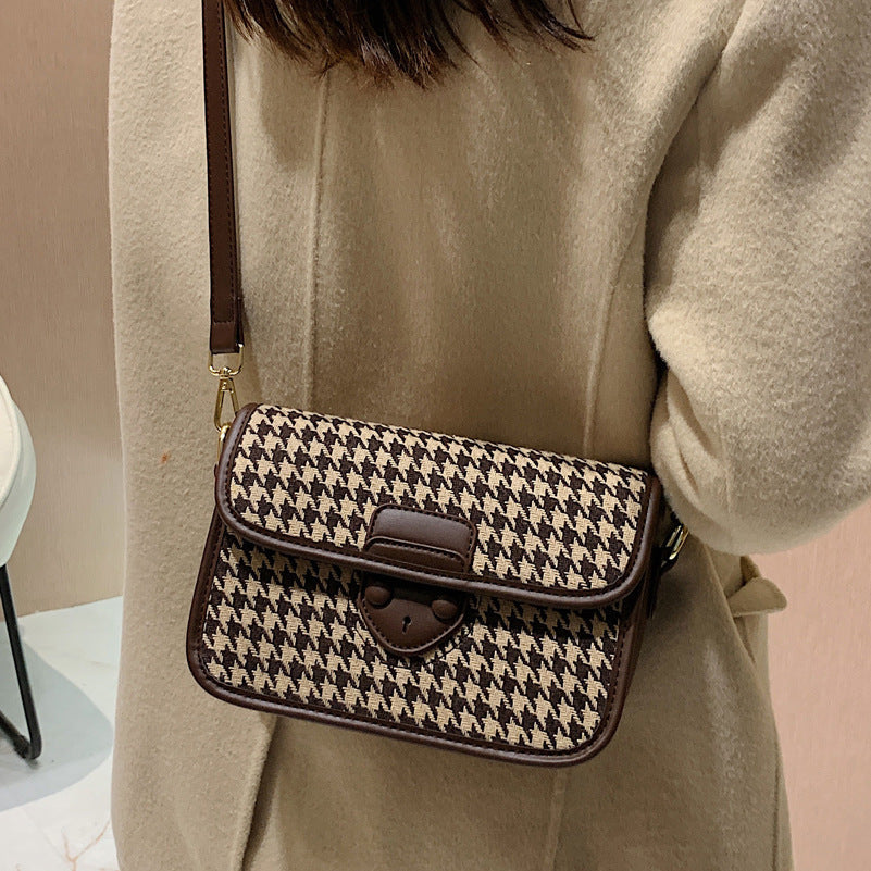 GESSY HOUNDSTOOTH CROSSBODY FLAP BAG IN BROWN