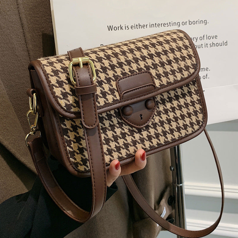 GESSY HOUNDSTOOTH CROSSBODY FLAP BAG IN BROWN