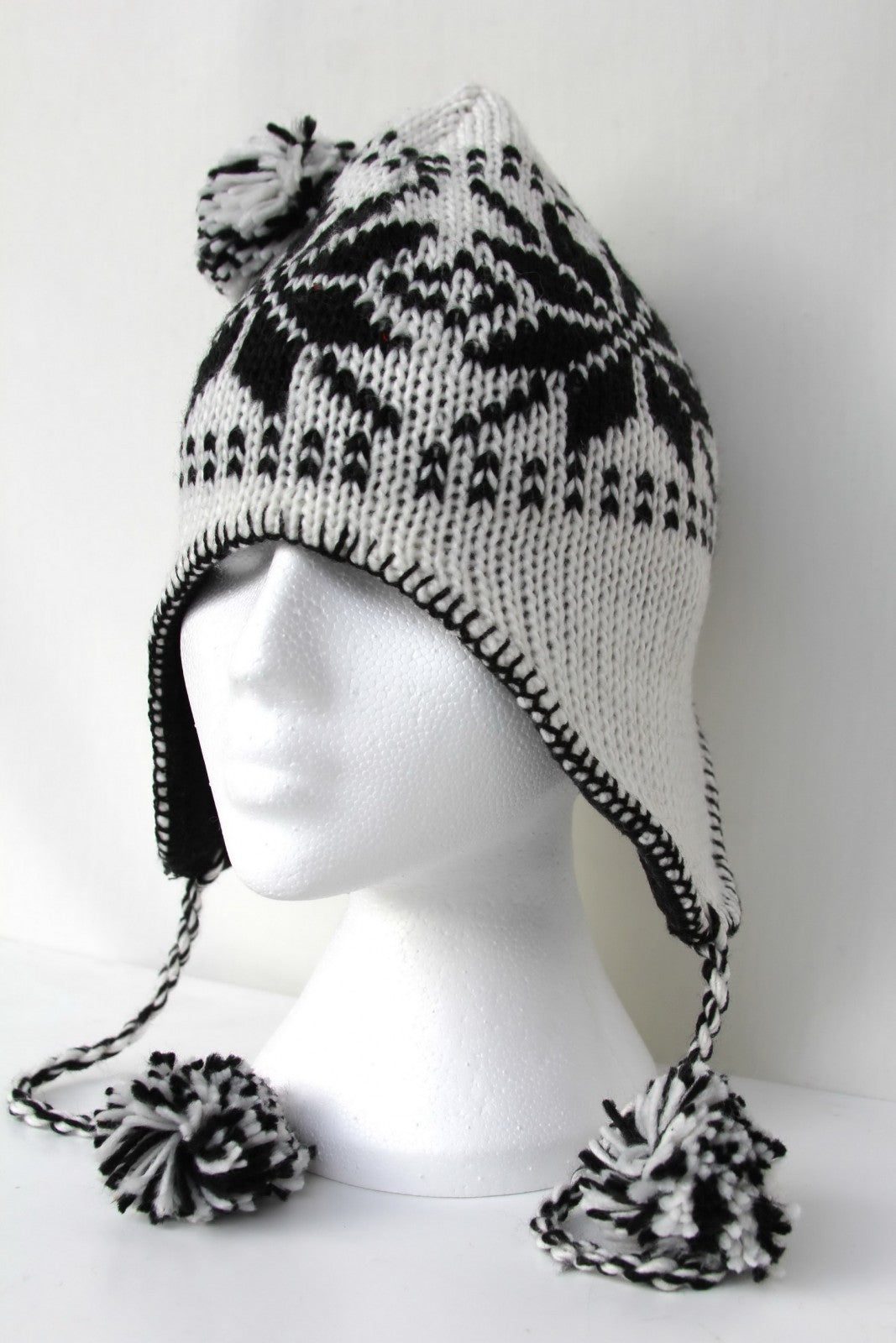 GESSY SKI WINTER WOOLEN HAT SNOWFLAKE PATTERN IN BLACK AND WHITE