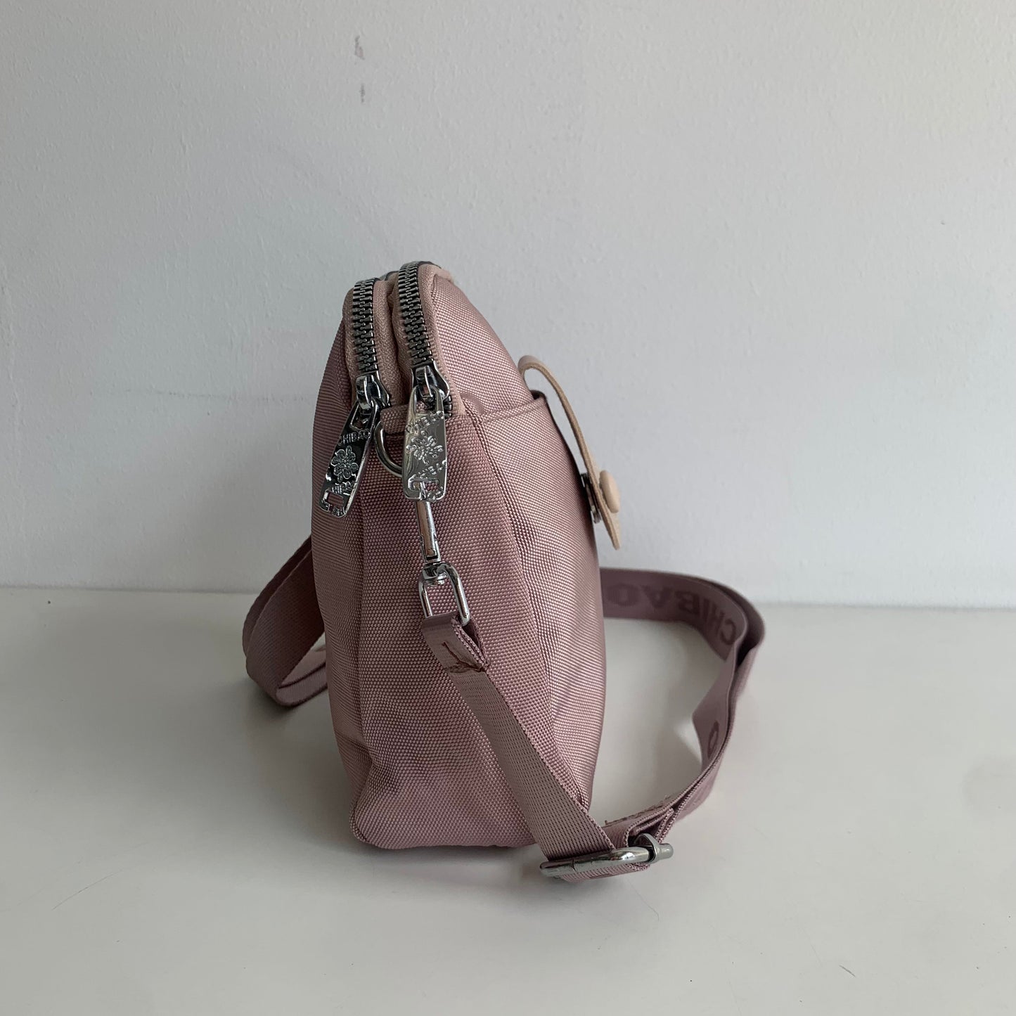 GESSY SMARTPHONE POCKET CROSSBODY BAG WITH ADJUSTABLE STRAP IN PINK