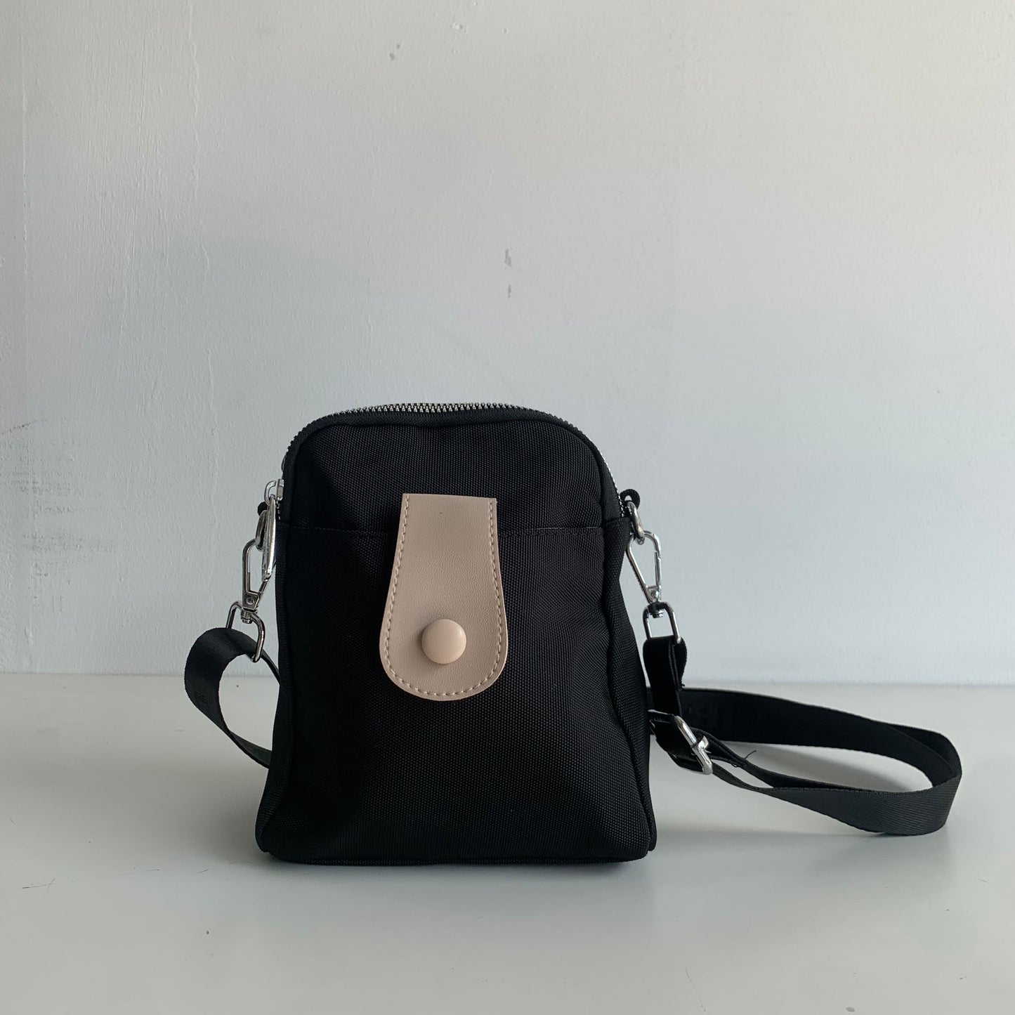 GESSY SMARTPHONE POCKET CROSSBODY BAG WITH ADJUSTABLE STRAP IN BLACK