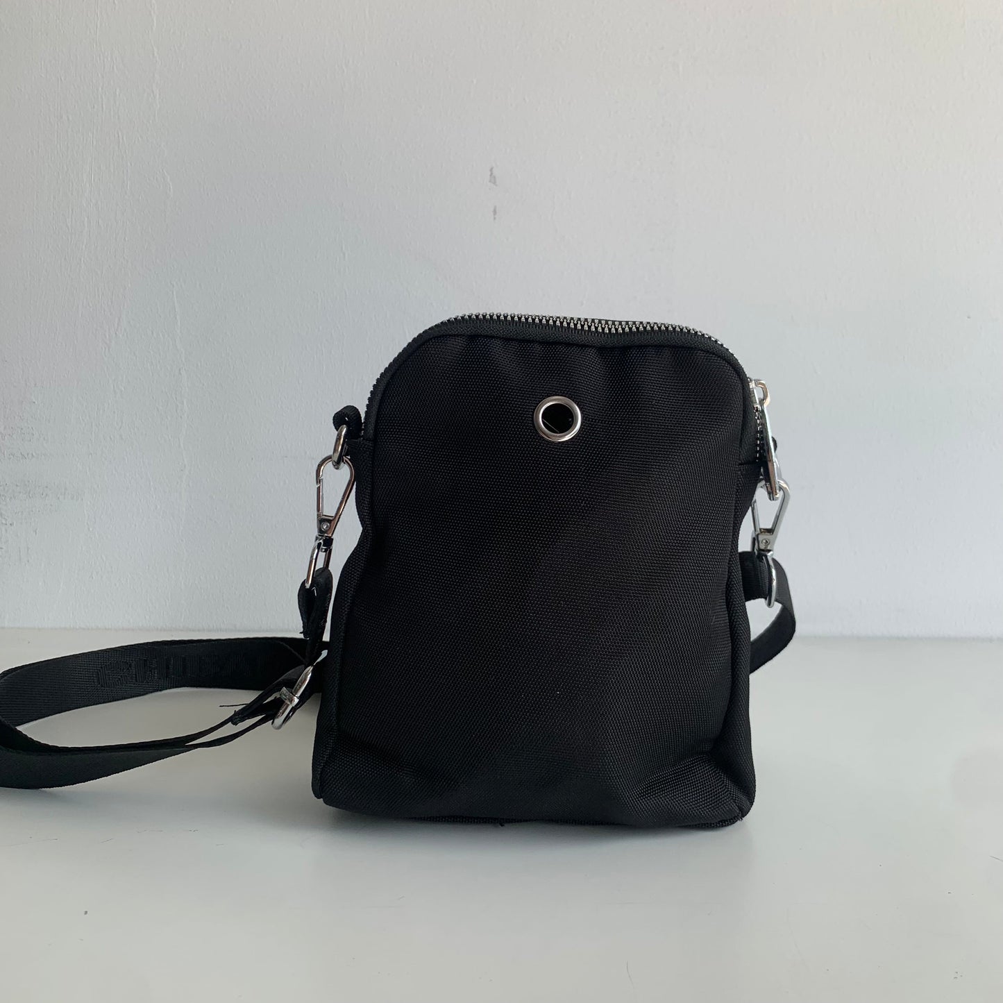 GESSY SMARTPHONE POCKET CROSSBODY BAG WITH ADJUSTABLE STRAP IN BLACK