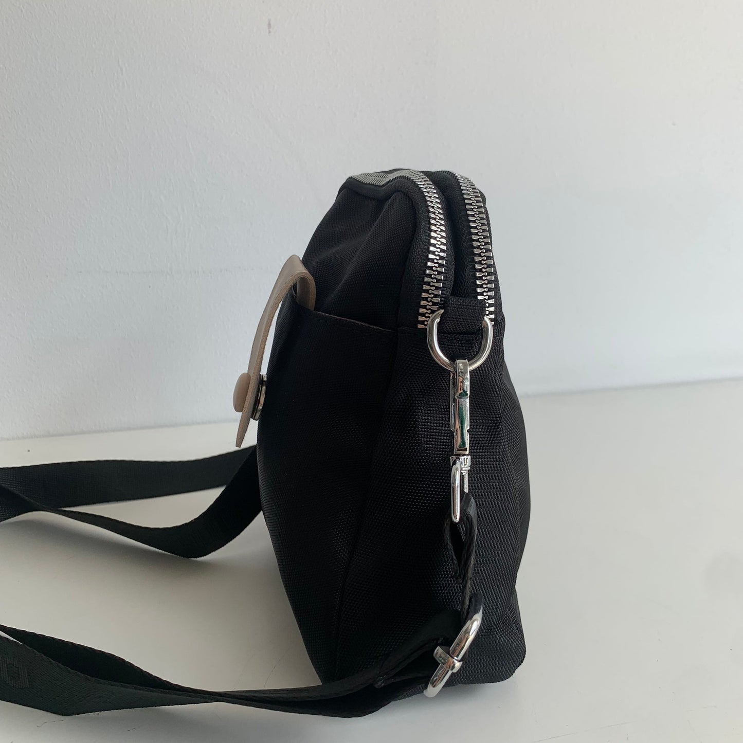GESSY SMARTPHONE POCKET CROSSBODY BAG WITH ADJUSTABLE STRAP IN BLACK
