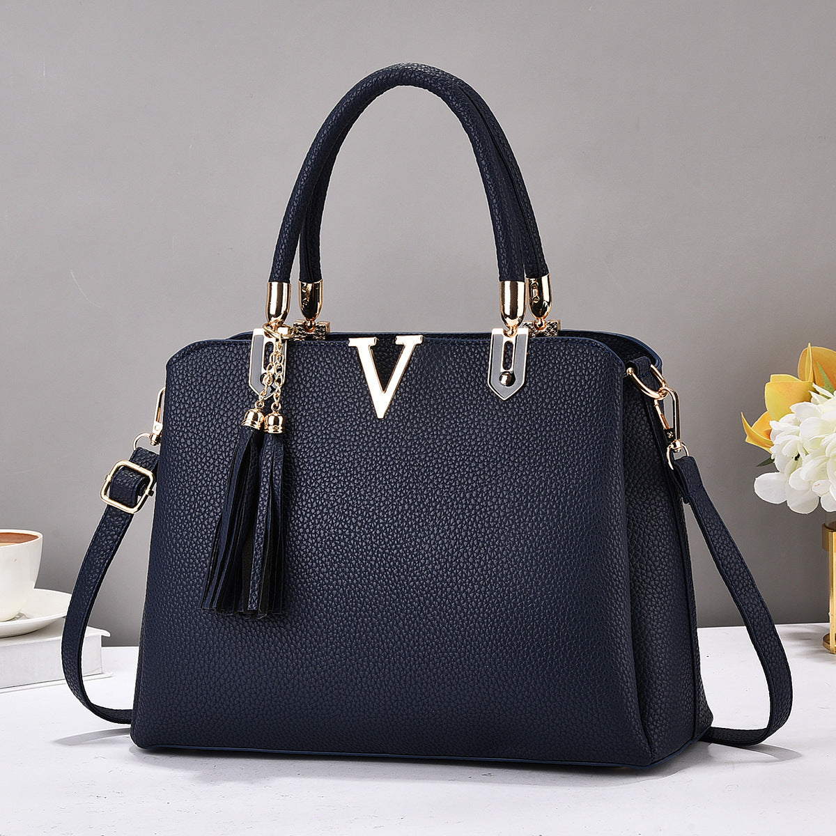 GESSY V LETTER TASSEL DECOR TOTE BAG