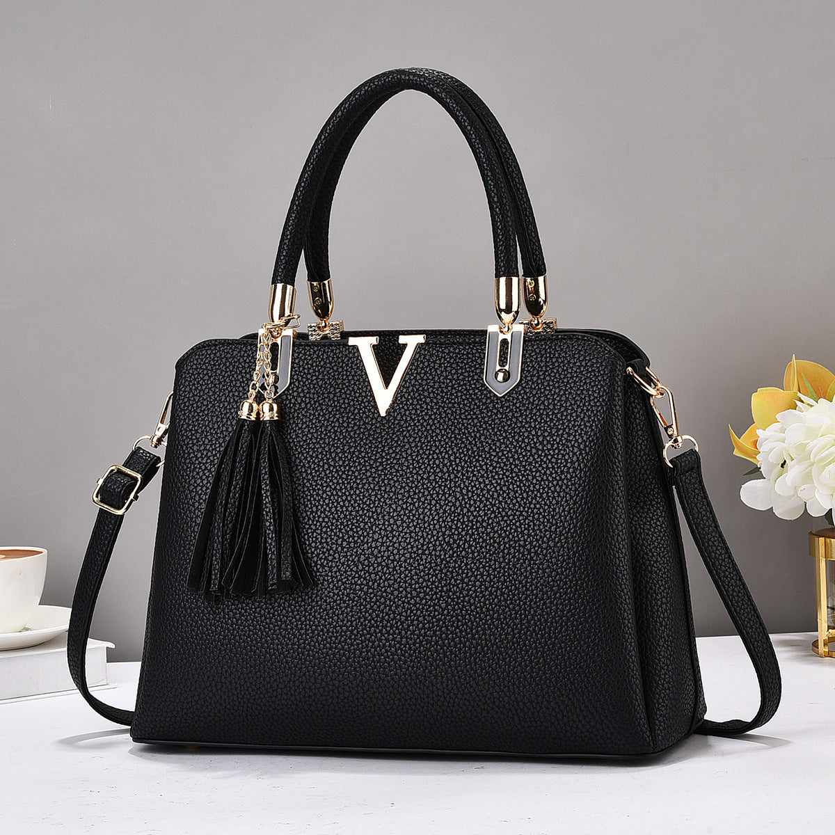 GESSY V LETTER TASSEL DECOR TOTE BAG