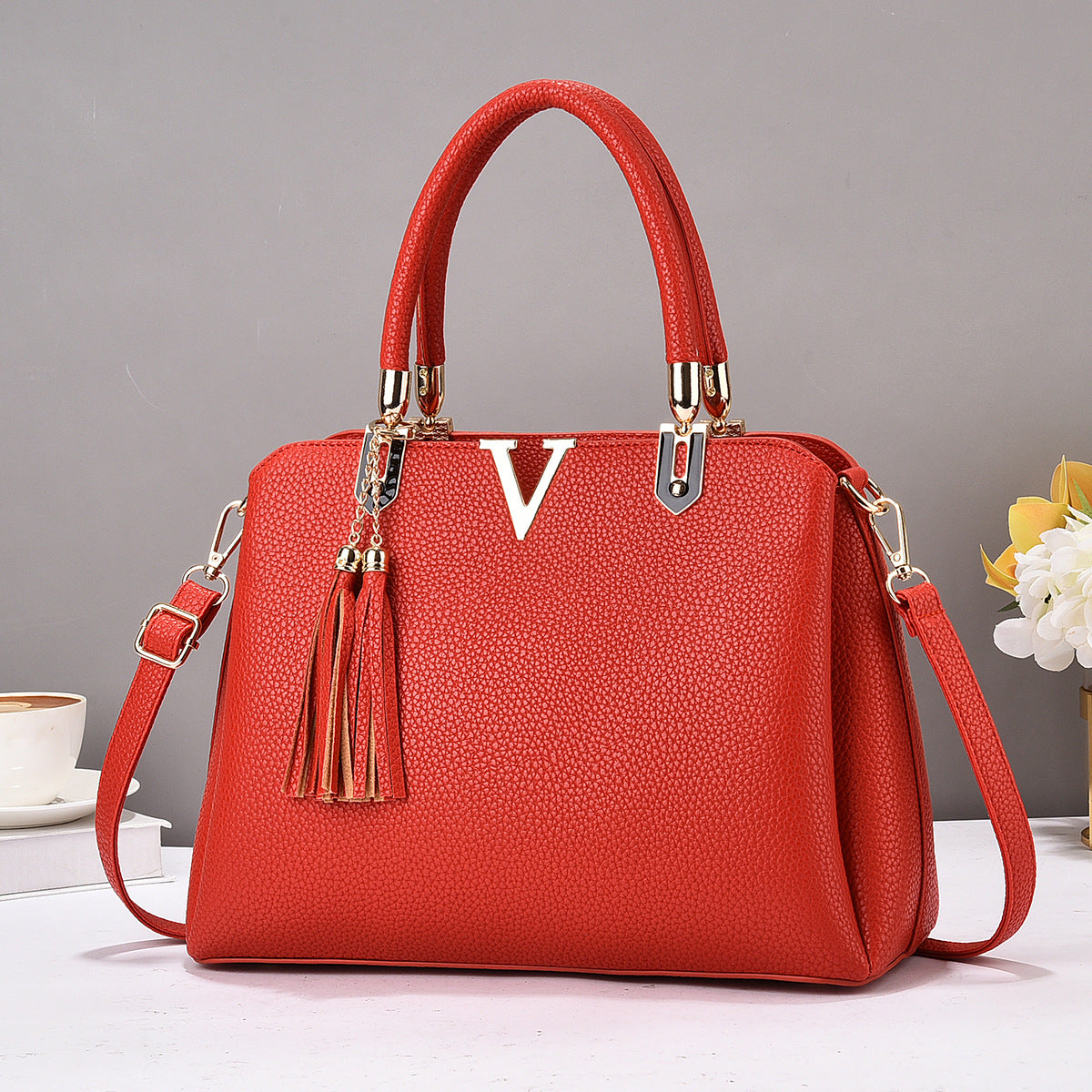GESSY V LETTER TASSEL DECOR TOTE BAG