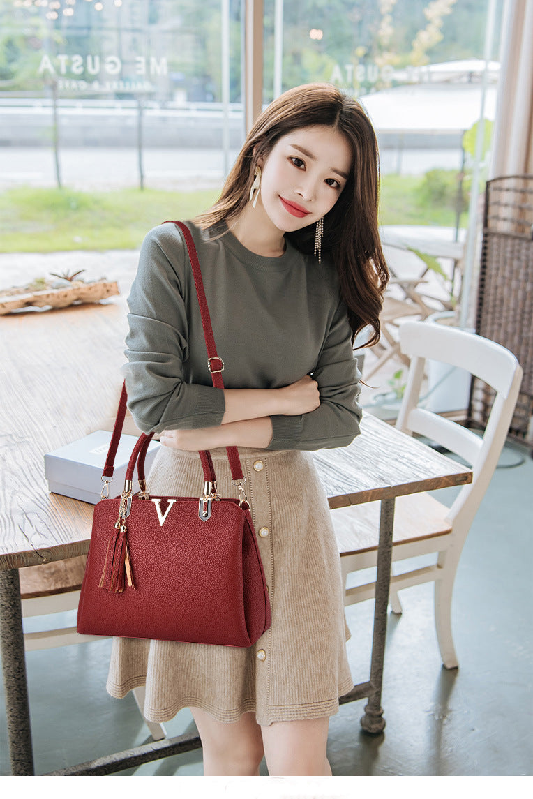 GESSY V LETTER TASSEL DECOR TOTE BAG