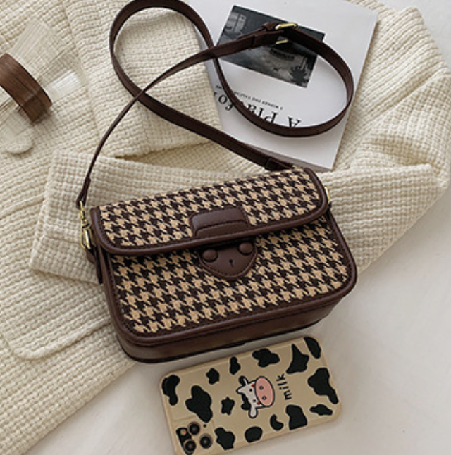 GESSY HOUNDSTOOTH CROSSBODY FLAP BAG IN BROWN