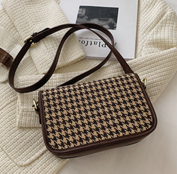 GESSY HOUNDSTOOTH CROSSBODY FLAP BAG IN BROWN