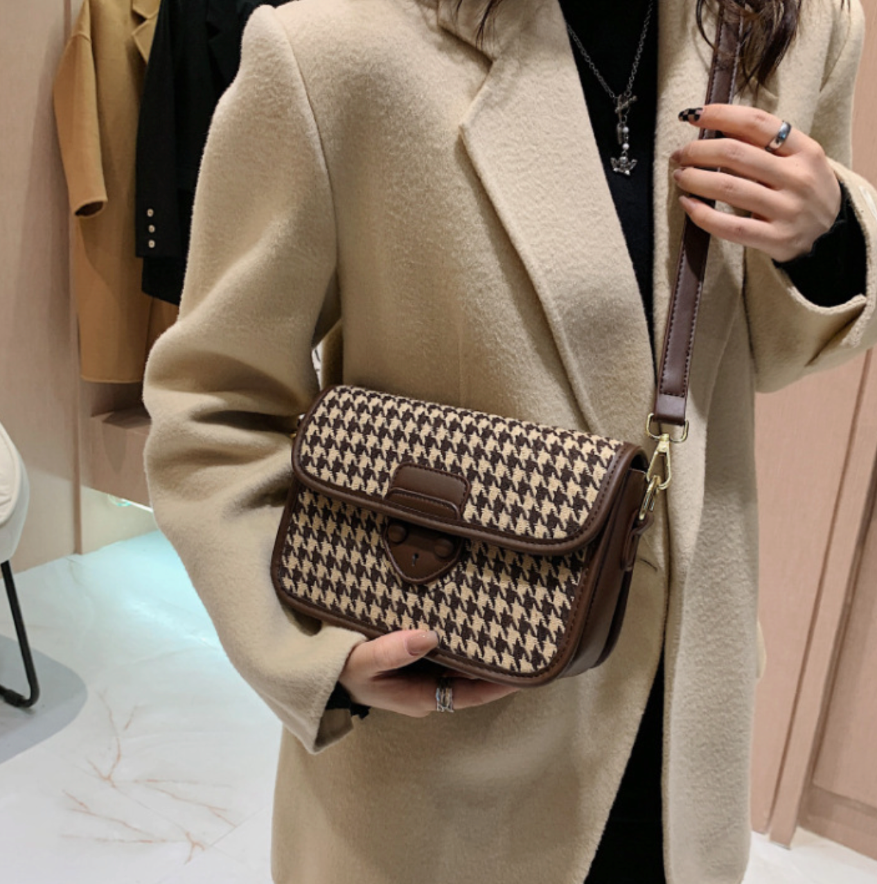 GESSY HOUNDSTOOTH CROSSBODY FLAP BAG IN BROWN