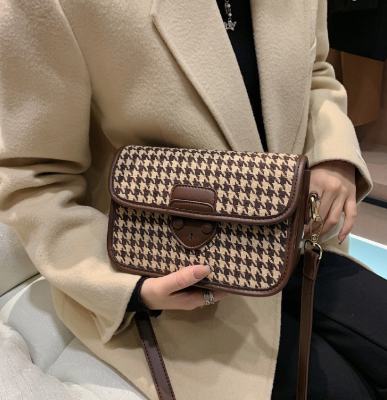 GESSY HOUNDSTOOTH CROSSBODY FLAP BAG IN BROWN